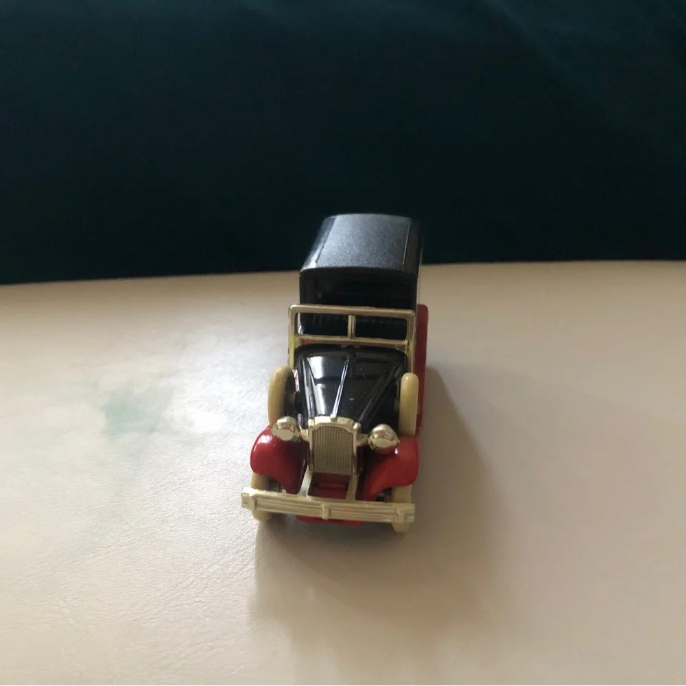 Budweiser Vintage Style Die-Cast Delivery Truck - Red & Cream 1979 Bundle 3